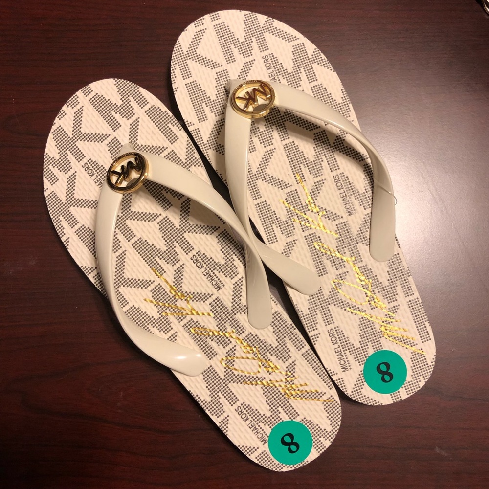 Micheal Kors Jet Set Mk Metallic Rubber Flip Flops - Picture 6 of 7